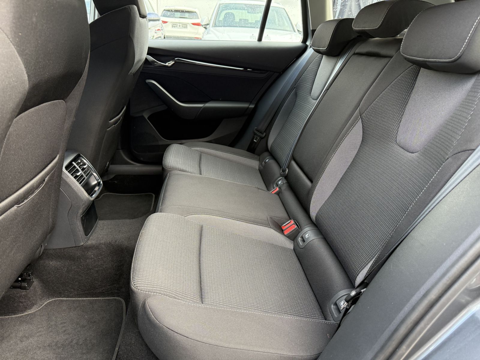 Fahrzeugabbildung SKODA Octavia Combi 2.0 TDI DSG Ambition NAV+LED+KESSY