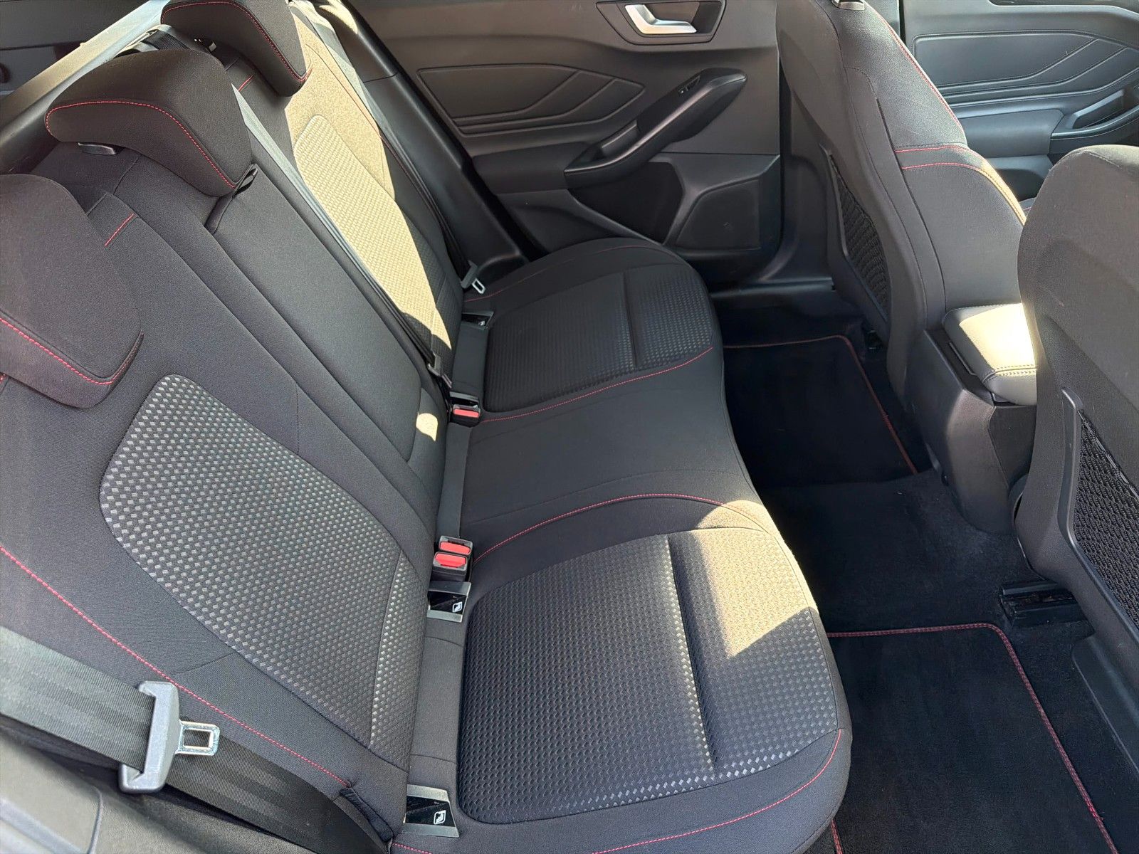 Fahrzeugabbildung Ford Focus Turnier ST-Line X, Fahrassistenzpaket