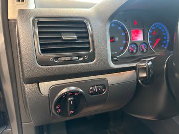 Volkswagen Golf V Lim. Tour *KLIMA*SZHZ*TEMPOMAT*AHK*