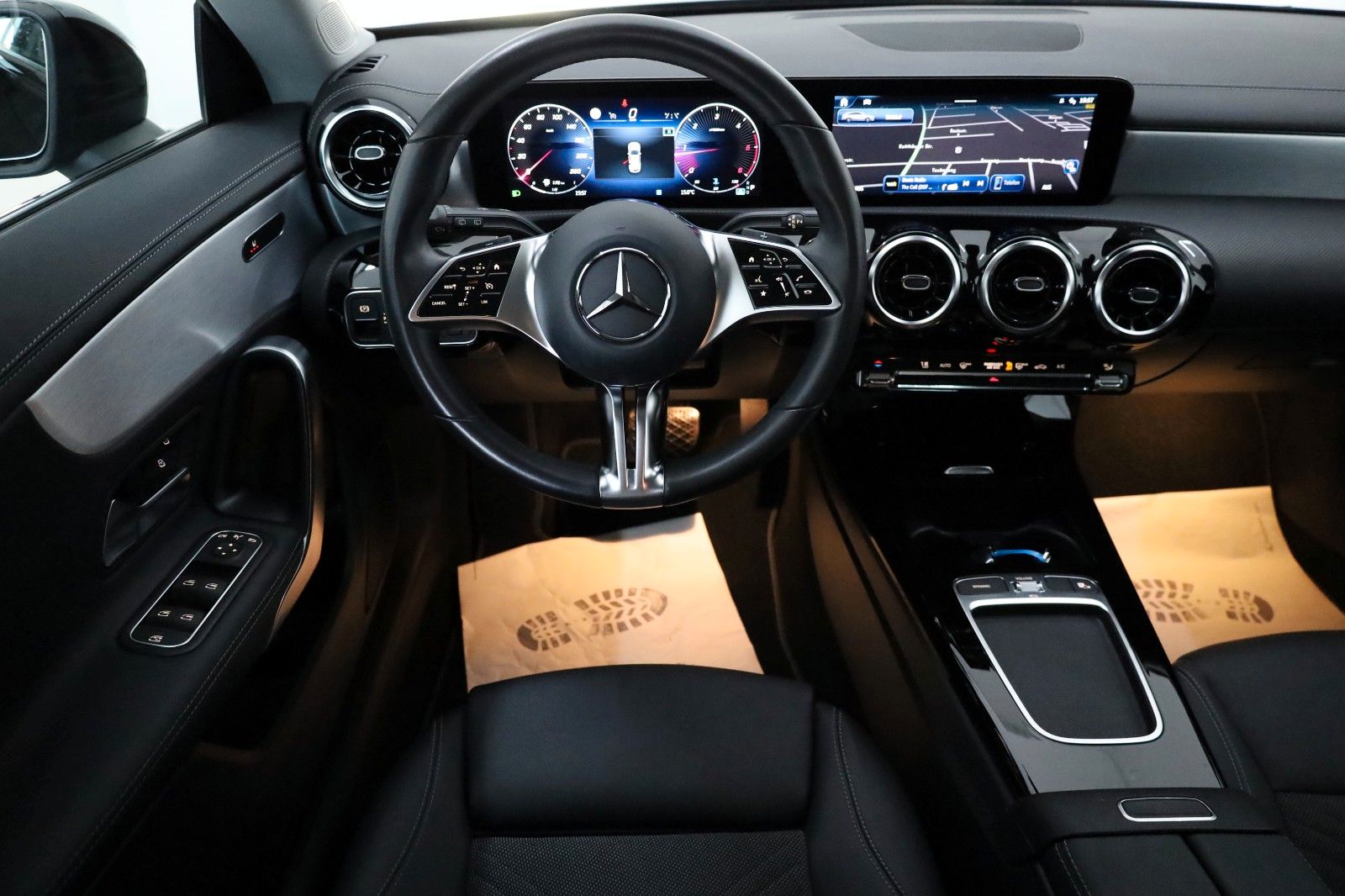 Fahrzeugabbildung Mercedes-Benz CLA 200d SB, T.Leder,Navi,Night-Paket,LED,SH +WR