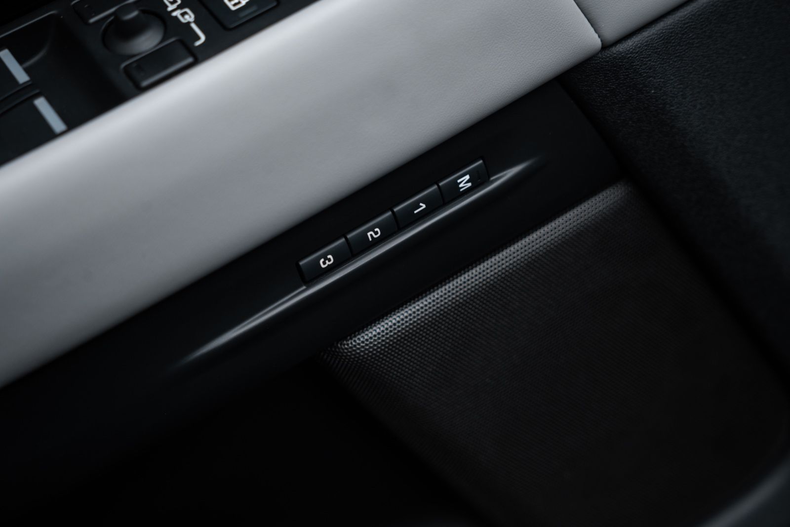 Fahrzeugabbildung Land Rover AUTOBIOGRAPHY/ KOMFORT / WINTER / AHK / MERIDIAN