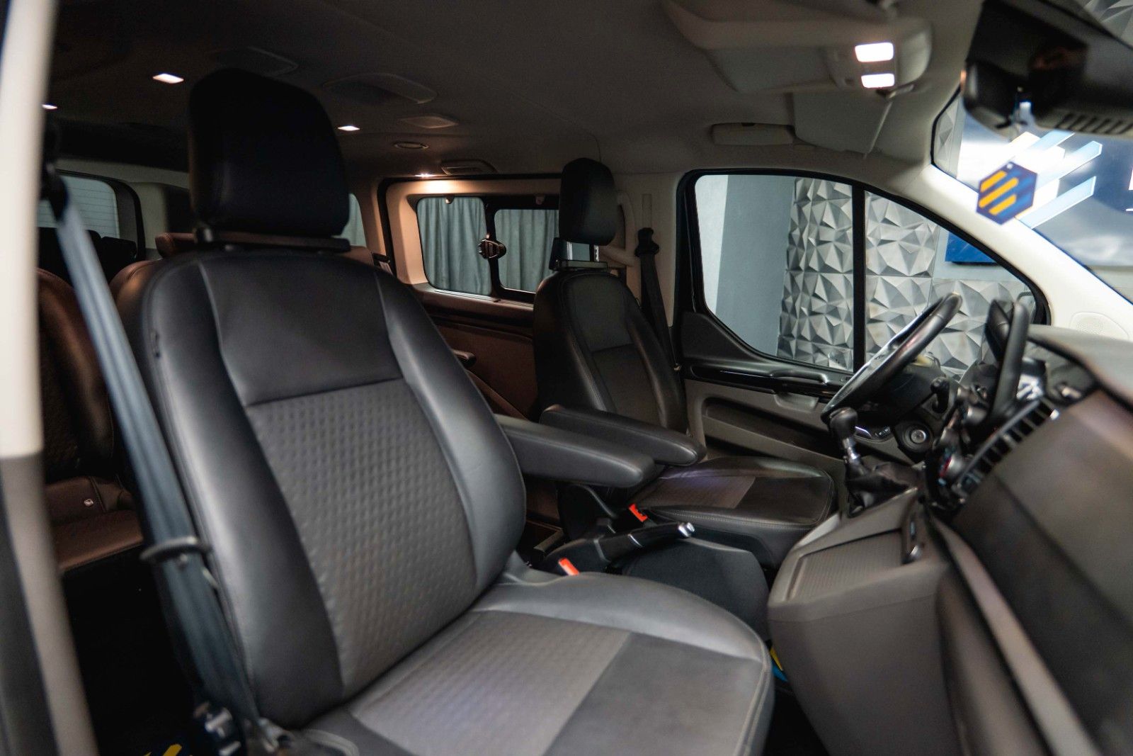 Fahrzeugabbildung Ford Tourneo Custom 320 L2 Sport | 8Sitze | ACC | LED