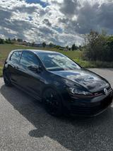 Volkswagen Golf 7 GTI Perf./ Inspektion Neu/ 8-fach bereift - mit Benzin-Antrieb: Schwarz, Standheizung