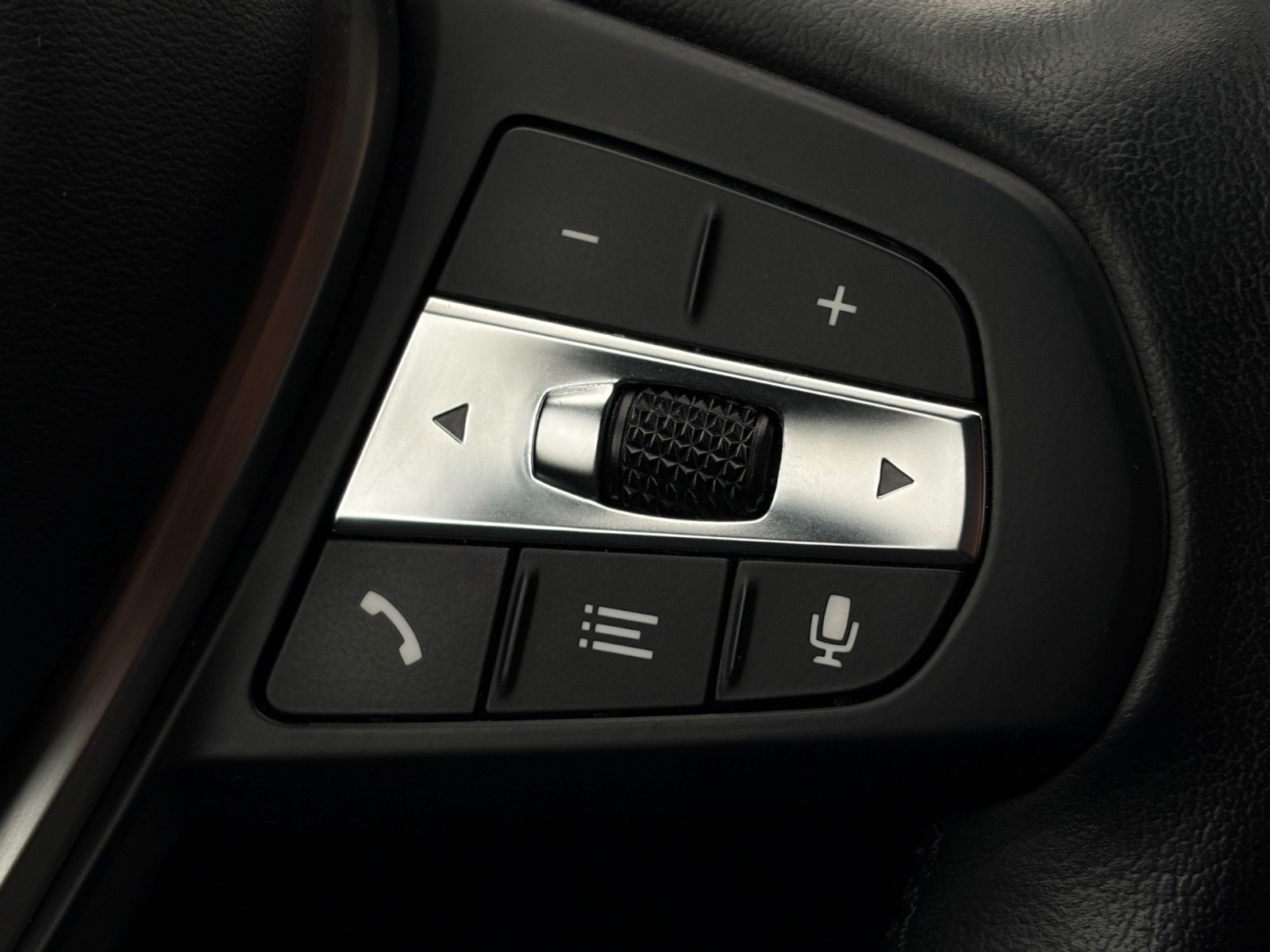 Fahrzeugabbildung BMW 330e Touring Advantage Akustik LcPlus HIFI CAM