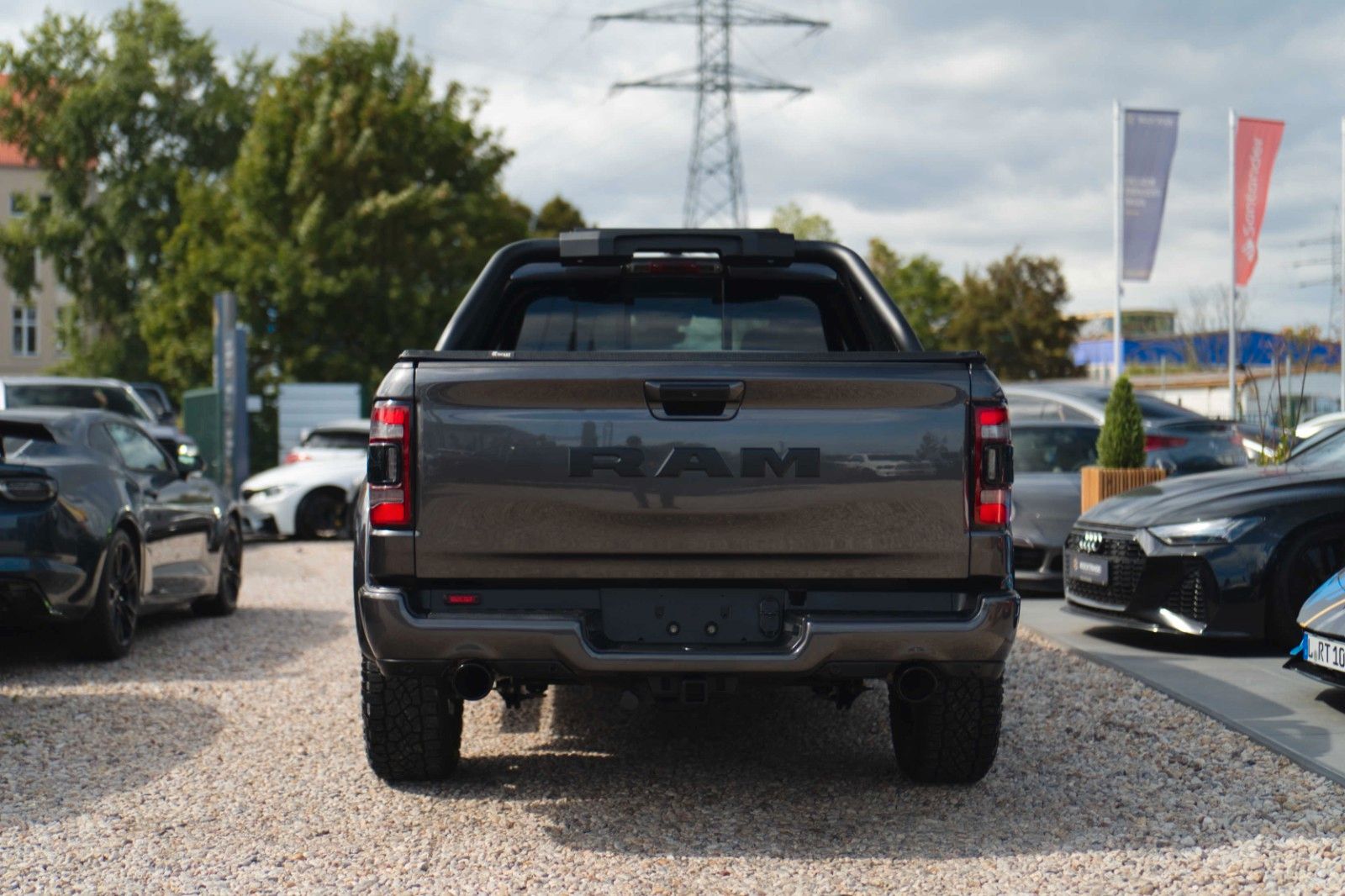 Fahrzeugabbildung Dodge RAM 5.7 V8 HEMI 4x4 OFFROAD Night-Paket *LED*
