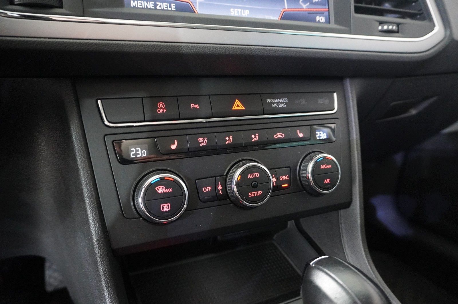 Fahrzeugabbildung SEAT Leon ST 1.6 TDI STYLE DSG NAVI/LED/KAMERA/SH/AHK