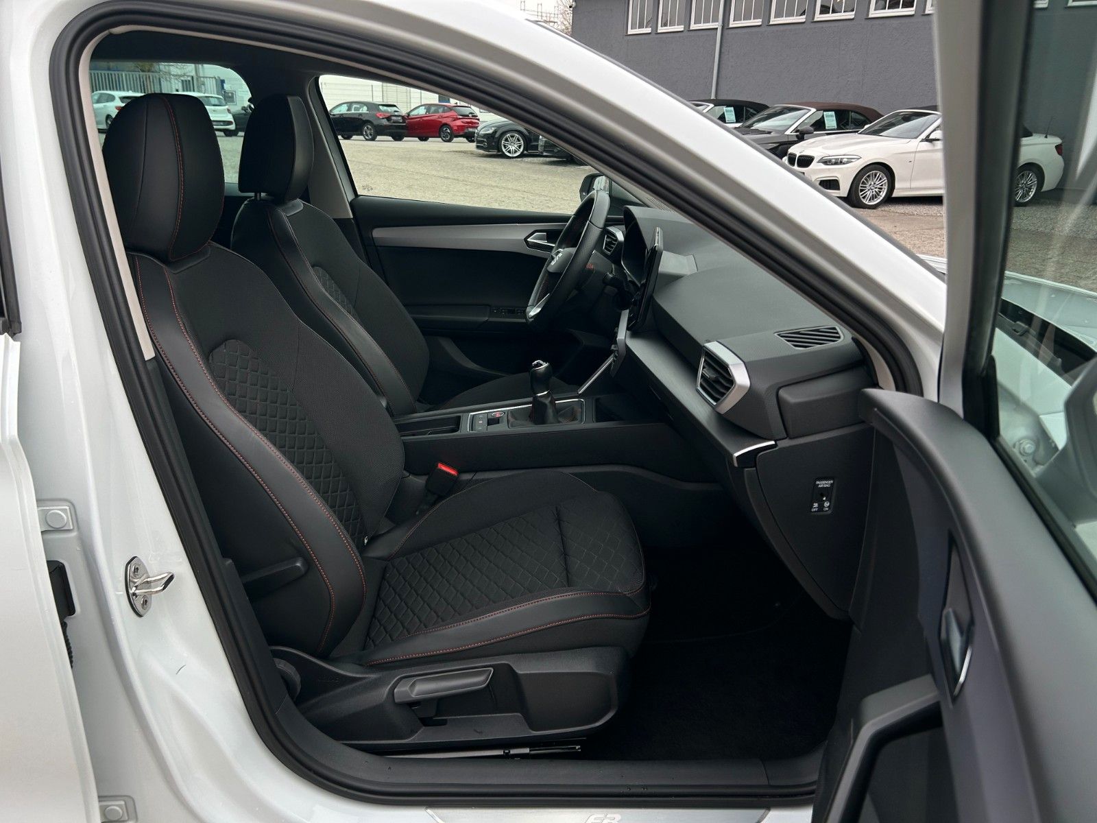 Fahrzeugabbildung SEAT Leon 1.5 TSI FR ACC LED VC SHZ LHZ Kam Ambiente