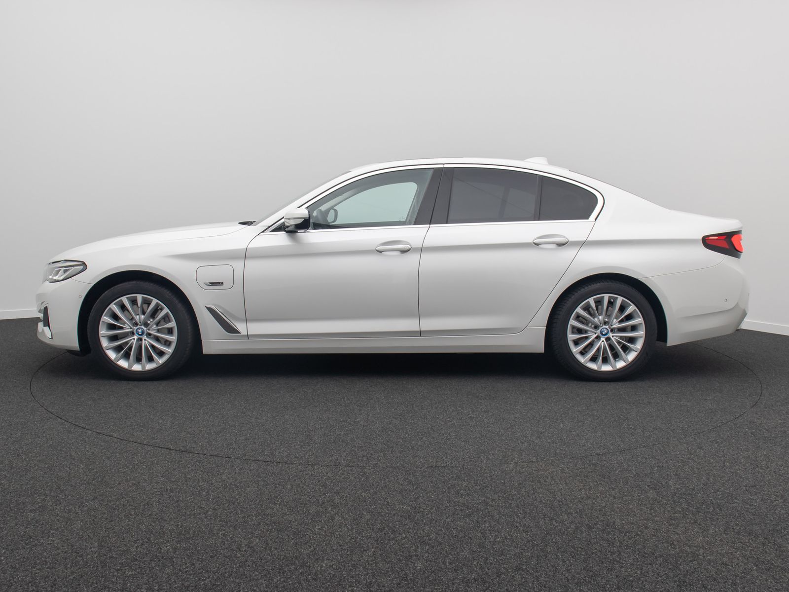 Fahrzeugabbildung BMW 530e xD Luxury Line ACC Kamera DAB H/K HUD Sport