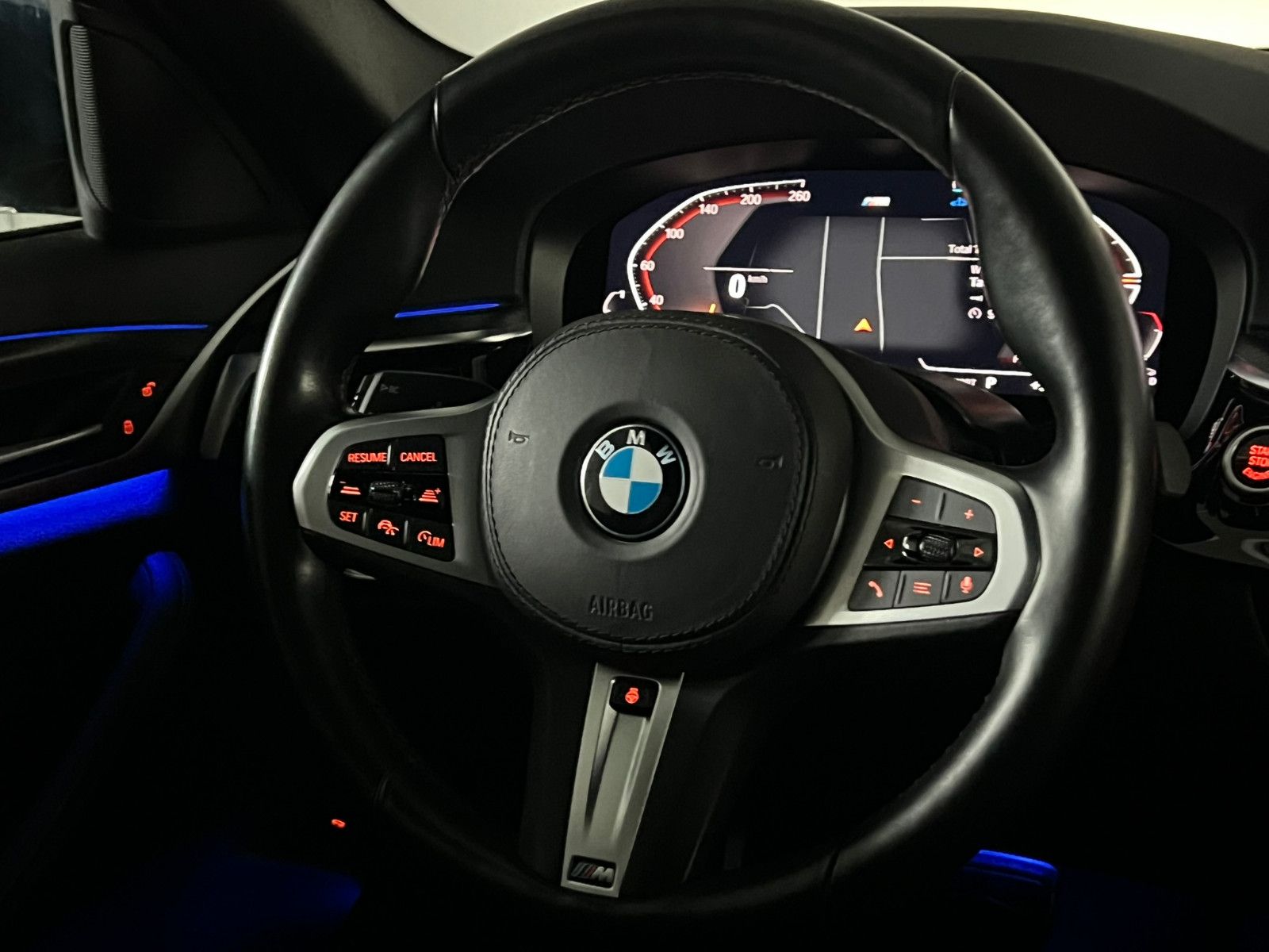 Fahrzeugabbildung BMW 520 d xDrive M SPORT/STHZ/LED/ACC/AHK/AMBIENTE