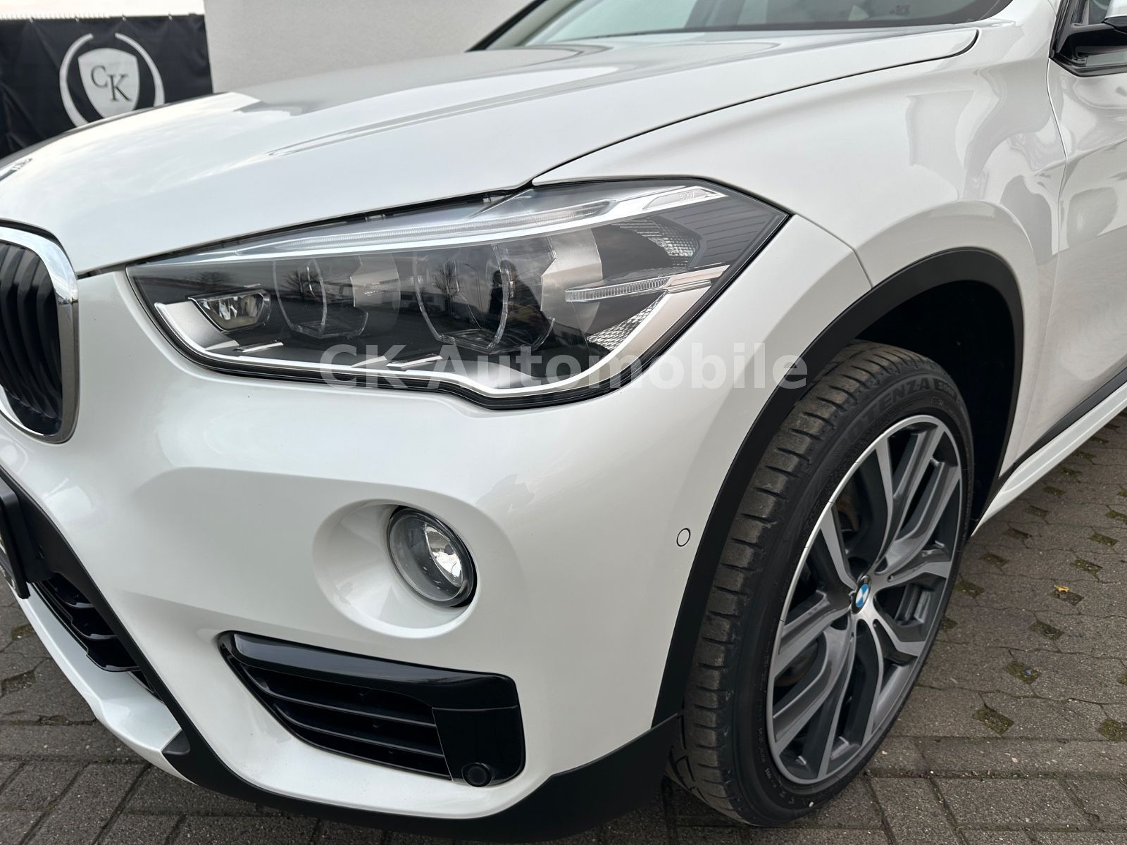 Fahrzeugabbildung BMW X1 sDrive 20i Sport-Line/Shadow-Line/Navi/LED
