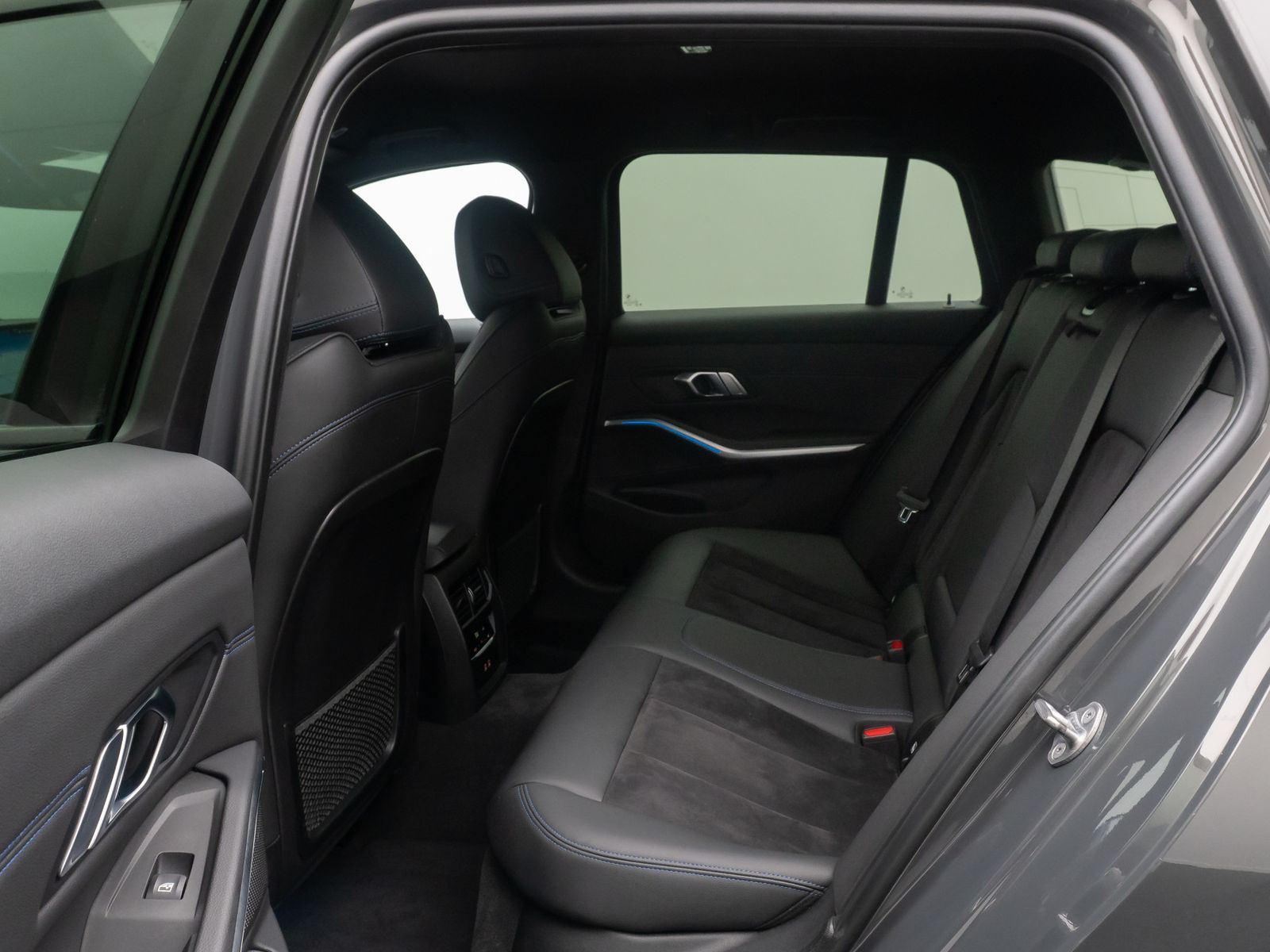 Fahrzeugabbildung BMW 330e xD MSport Kamera HUD DAB AHK Komfort 19Zoll