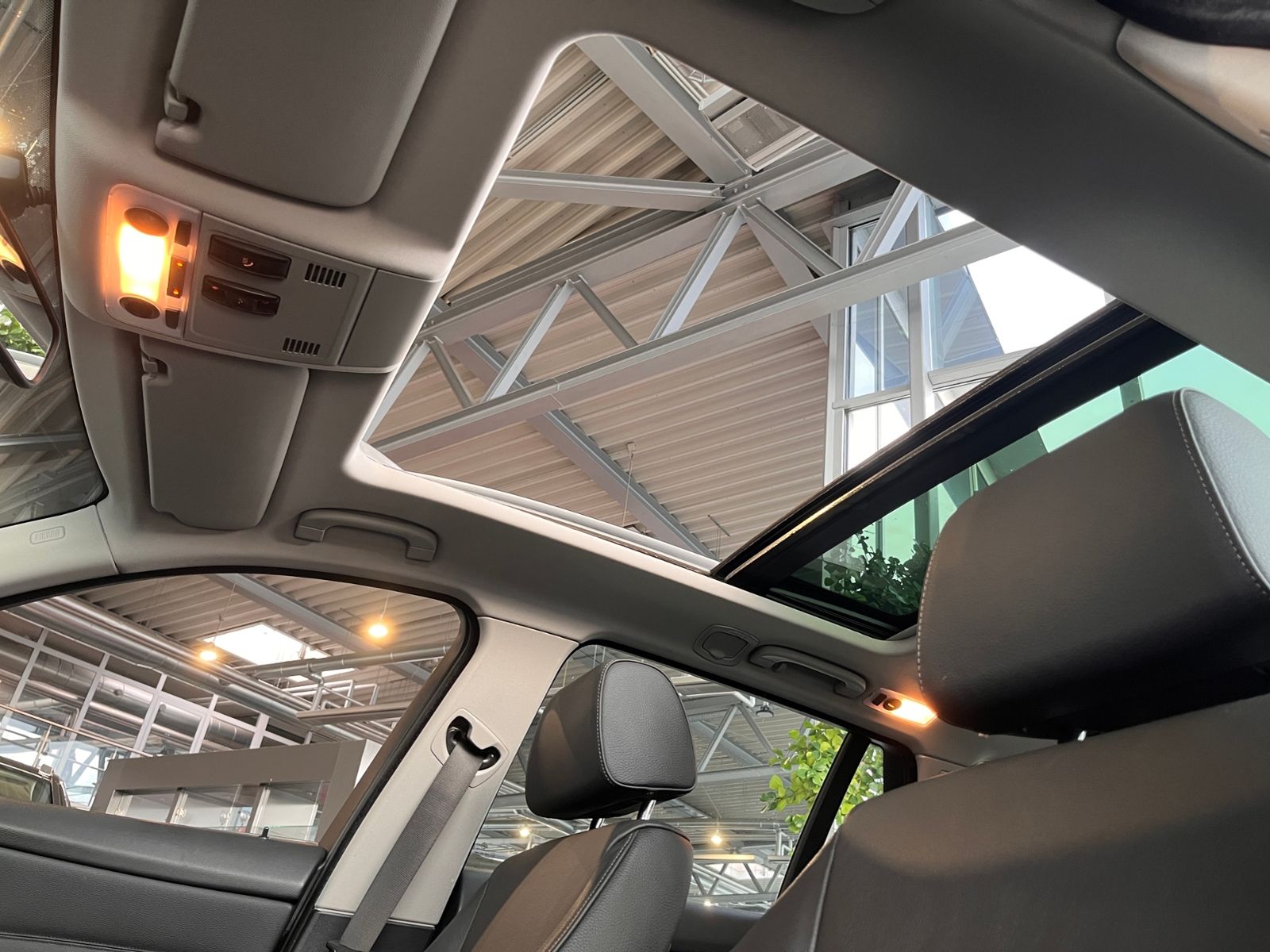 Fahrzeugabbildung BMW 320i  Touring PANO XENON NAVI