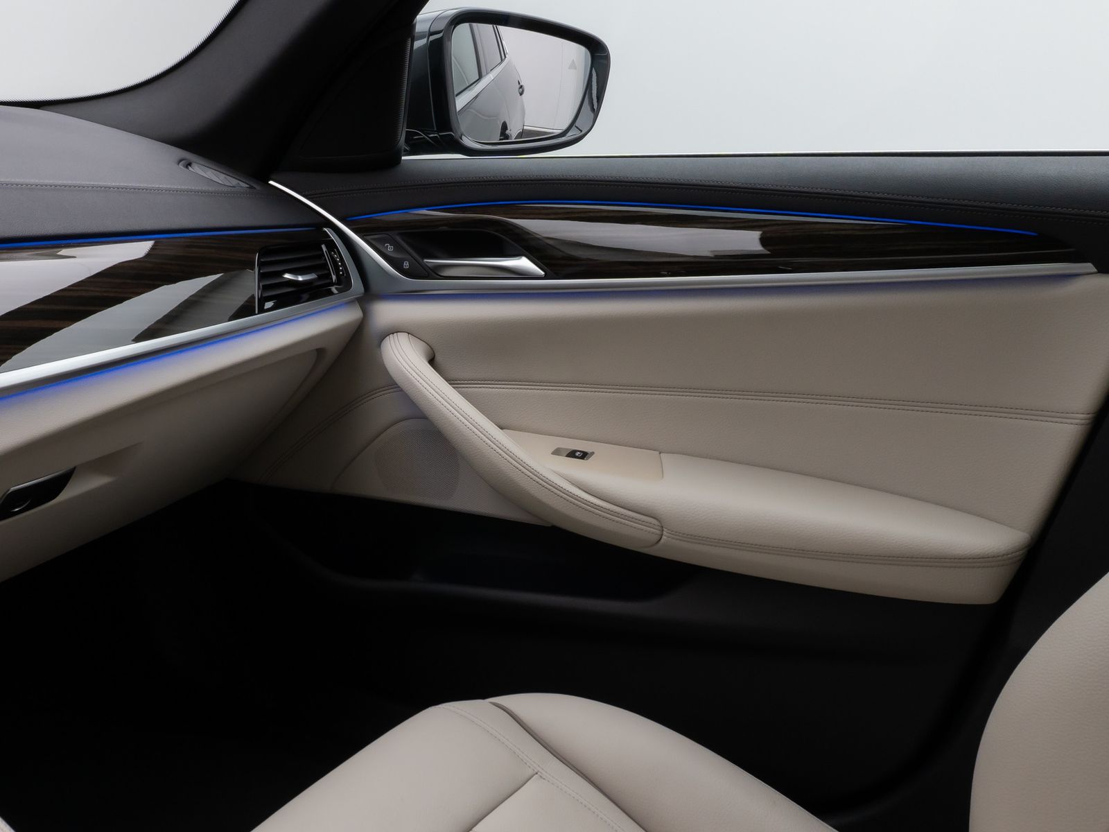 Fahrzeugabbildung BMW 530d LuxuryLine Laser HUD DAB HiFi DisKey 19Zoll