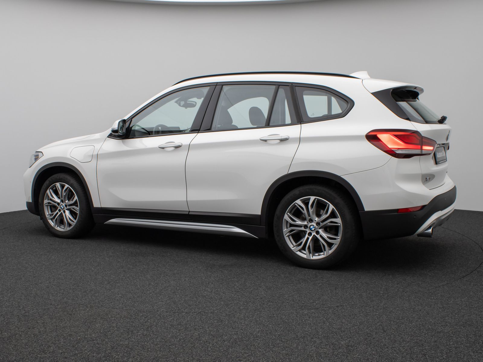 Fahrzeugabbildung BMW X1 xD25e xLine Panorama Kamera HUD DAB H/K AHK