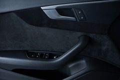 AUDI A4 Avant 45 TDI quattro Advanced*STHZ*HUD*AHK*17