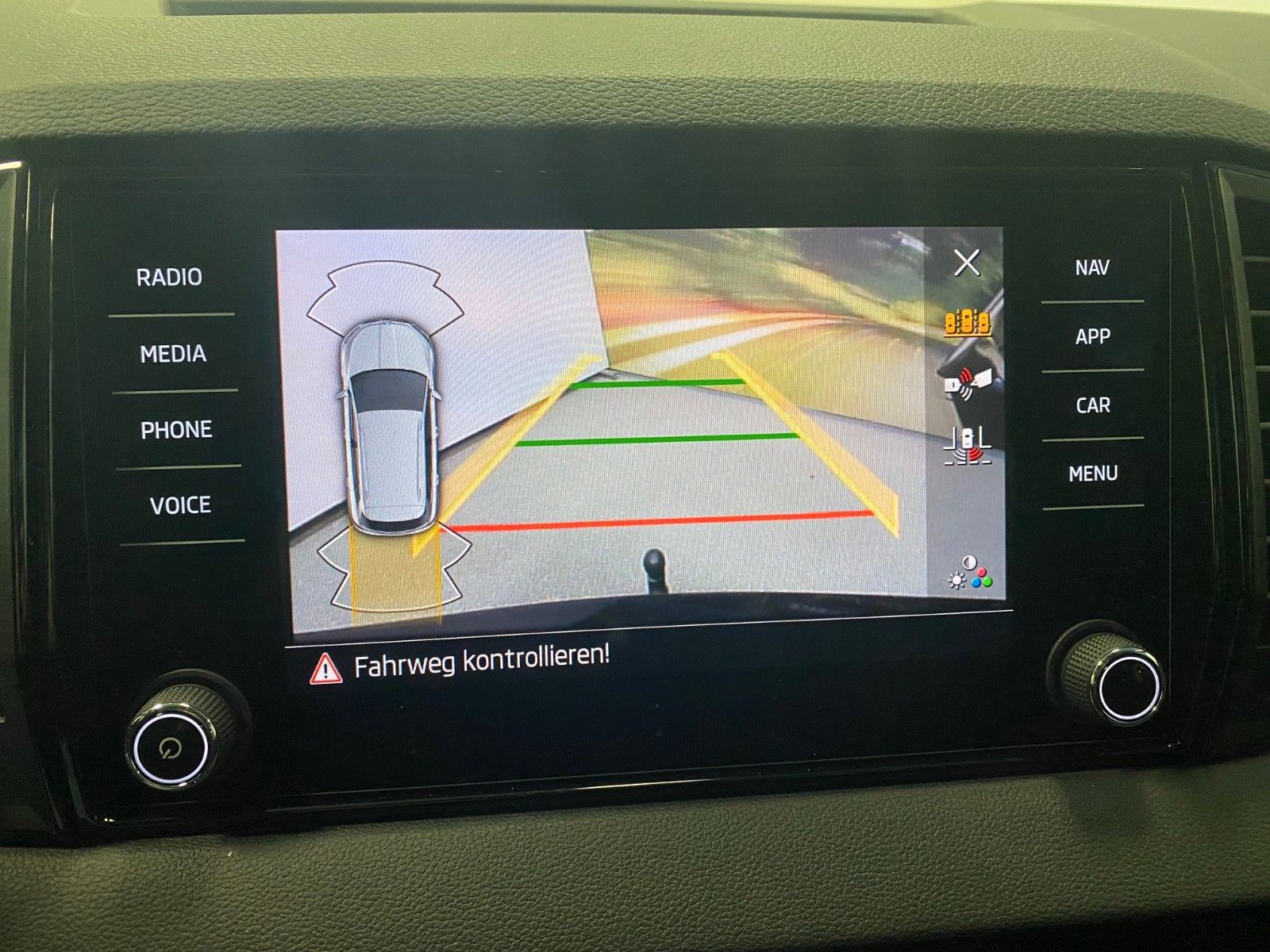 Fahrzeugabbildung SKODA Karoq 1.5 TSI DSG+Garantie 2030 oder 100tKM+NAVI