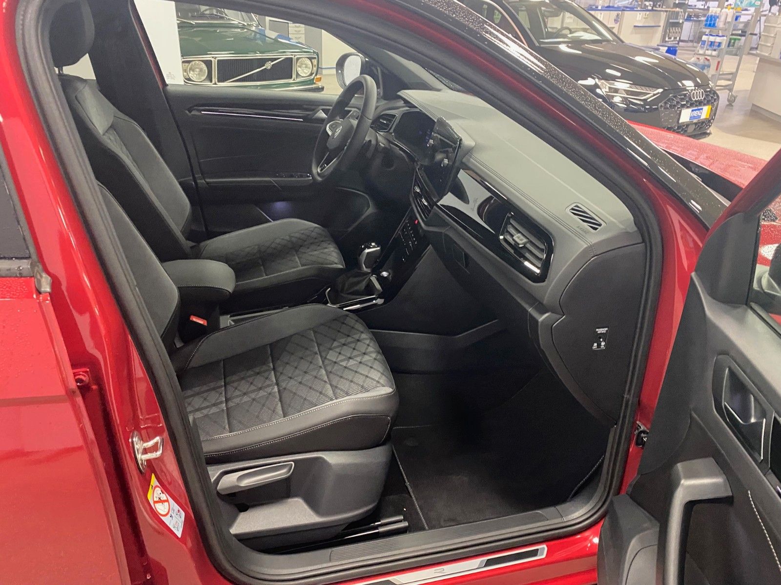 Fahrzeugabbildung Volkswagen T-Roc 1.5 TSI DSG R-Line+ACC+AHK+19"+KAMERA+LED+
