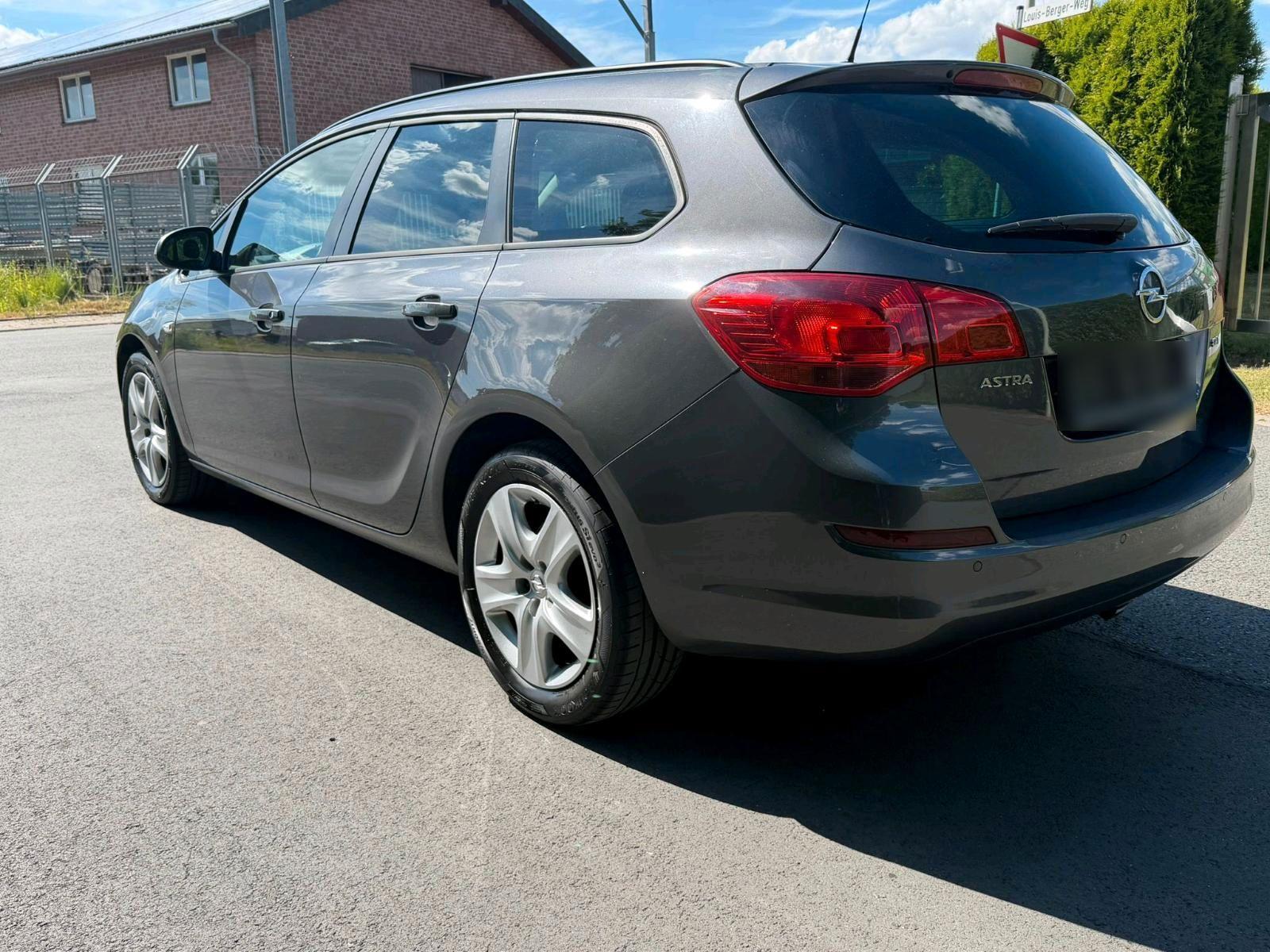 Opel Astra 2011 — engine 125 HP (92kW)