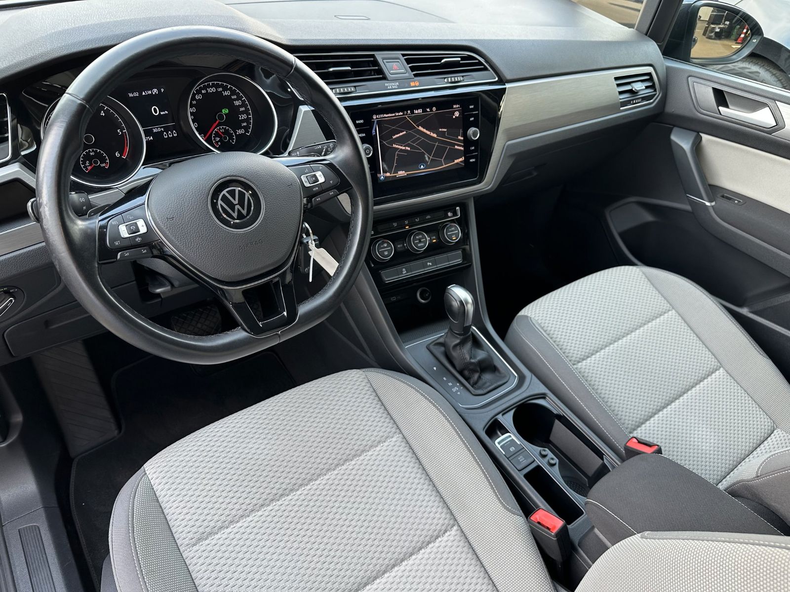 Fahrzeugabbildung Volkswagen Touran 2.0 TDI DSG Comfortline NAV+LED+AHK