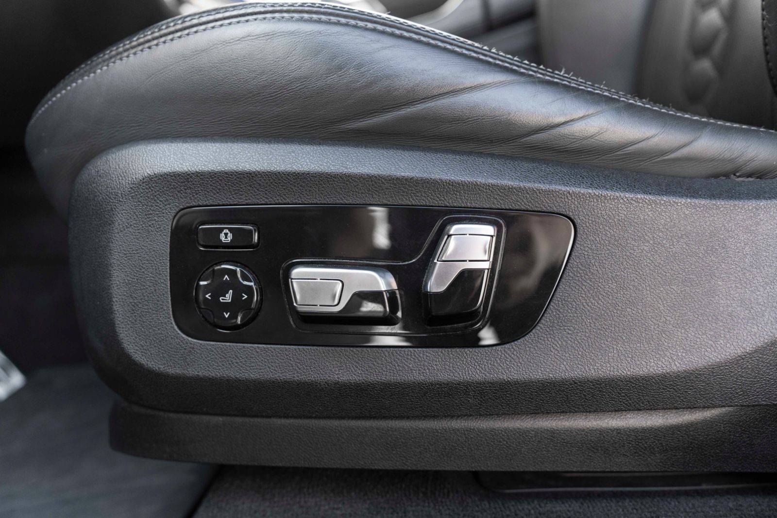 Fahrzeugabbildung BMW X5 M Competition B&W HUD 360 MASSAGE CARPLAY ACC