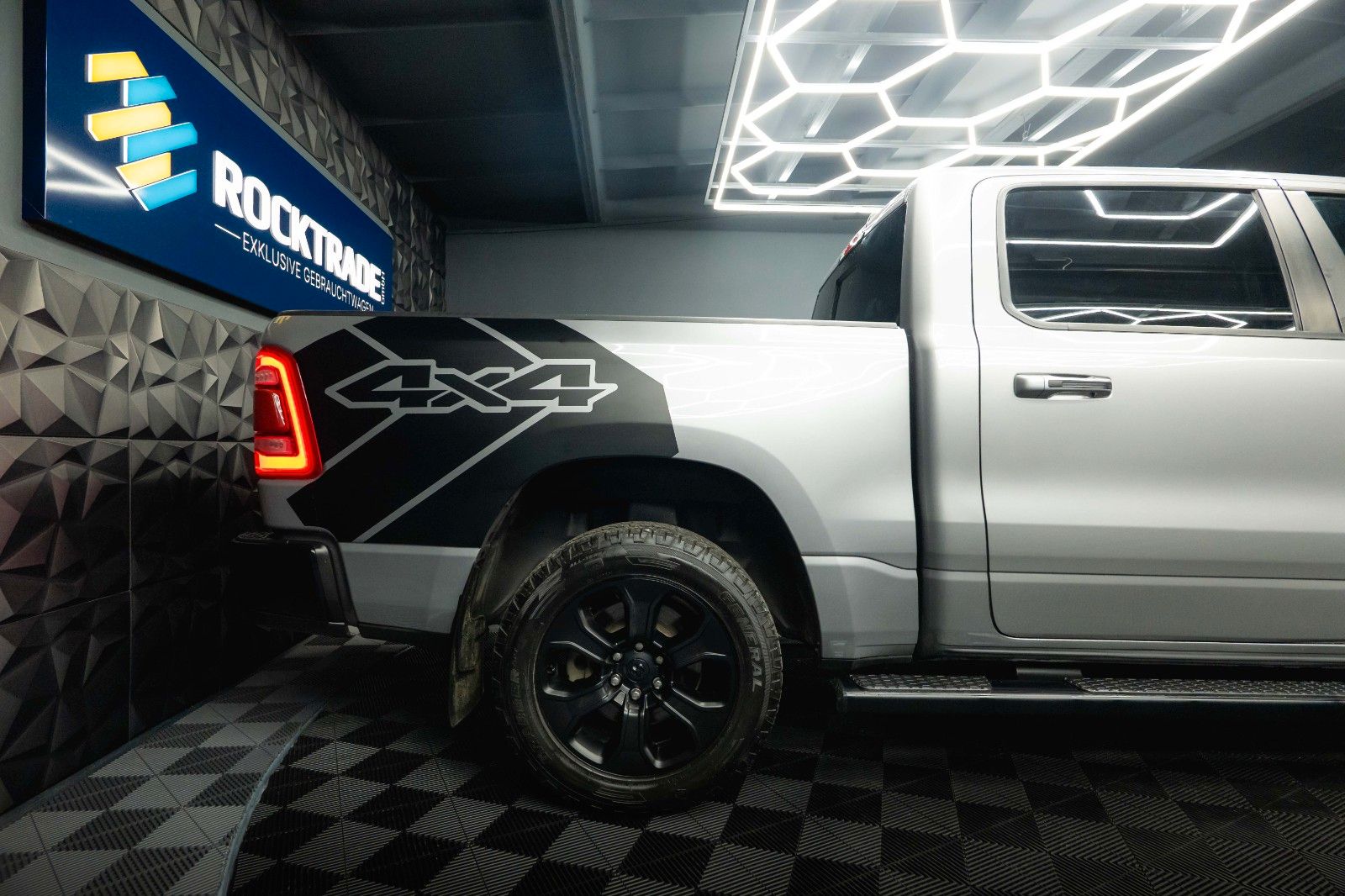 Fahrzeugabbildung Dodge RAM 5.7 V8 HEMI 4x4 OFFROAD Night-Paket *LED*