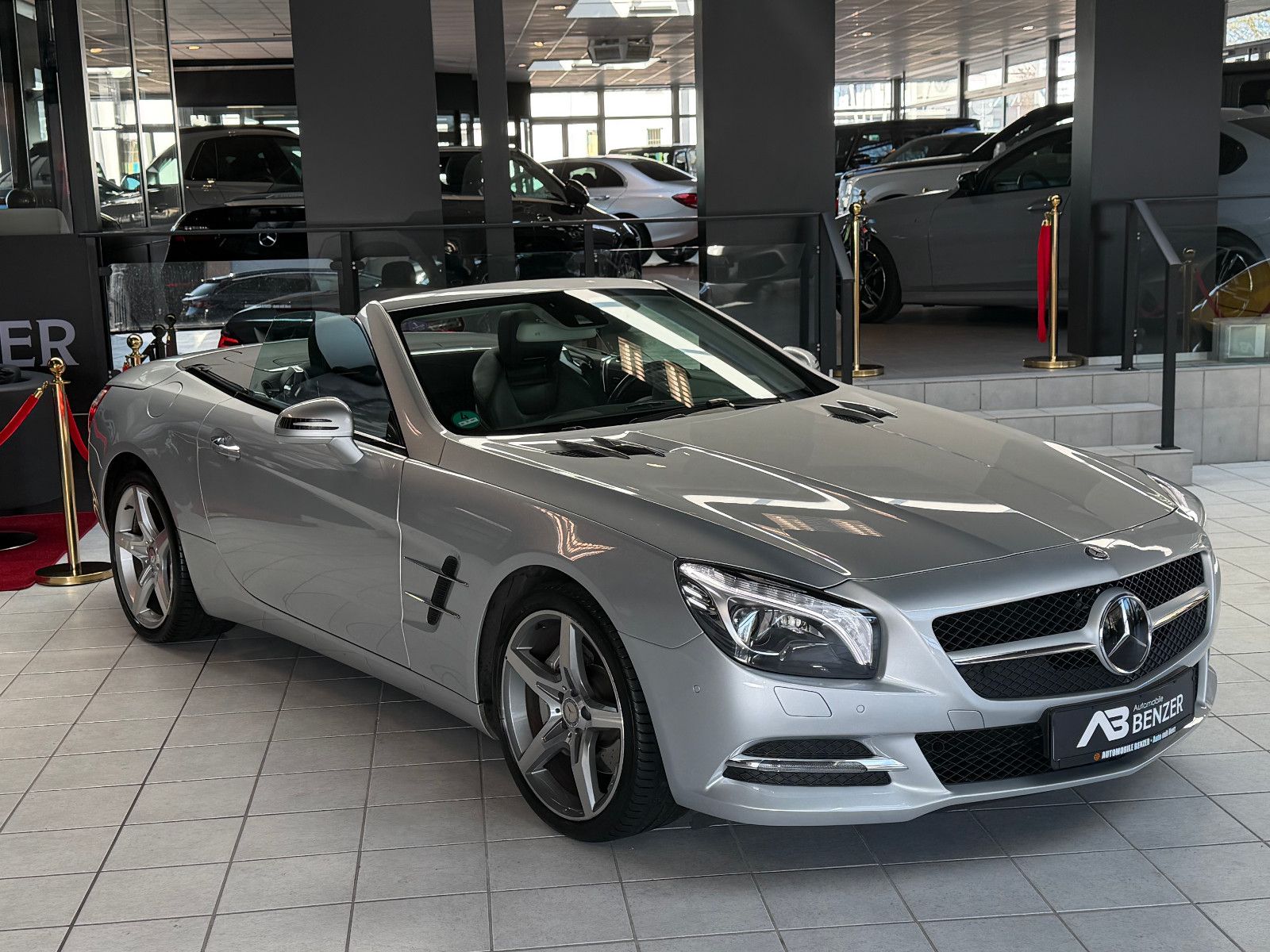Fahrzeugabbildung Mercedes-Benz SL 350 /AMG/HARMAN-KARDON/MEMORY/T-WINKEL