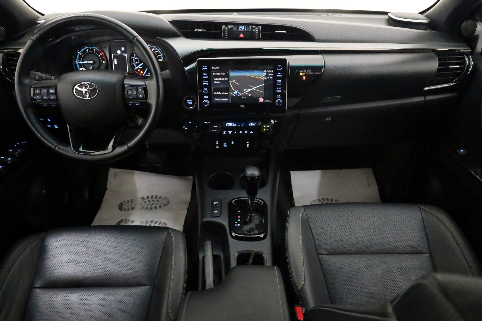 Fahrzeugabbildung Toyota Hilux 2.8 D-4D Invincible,Rollbügel, Rollo , AHK
