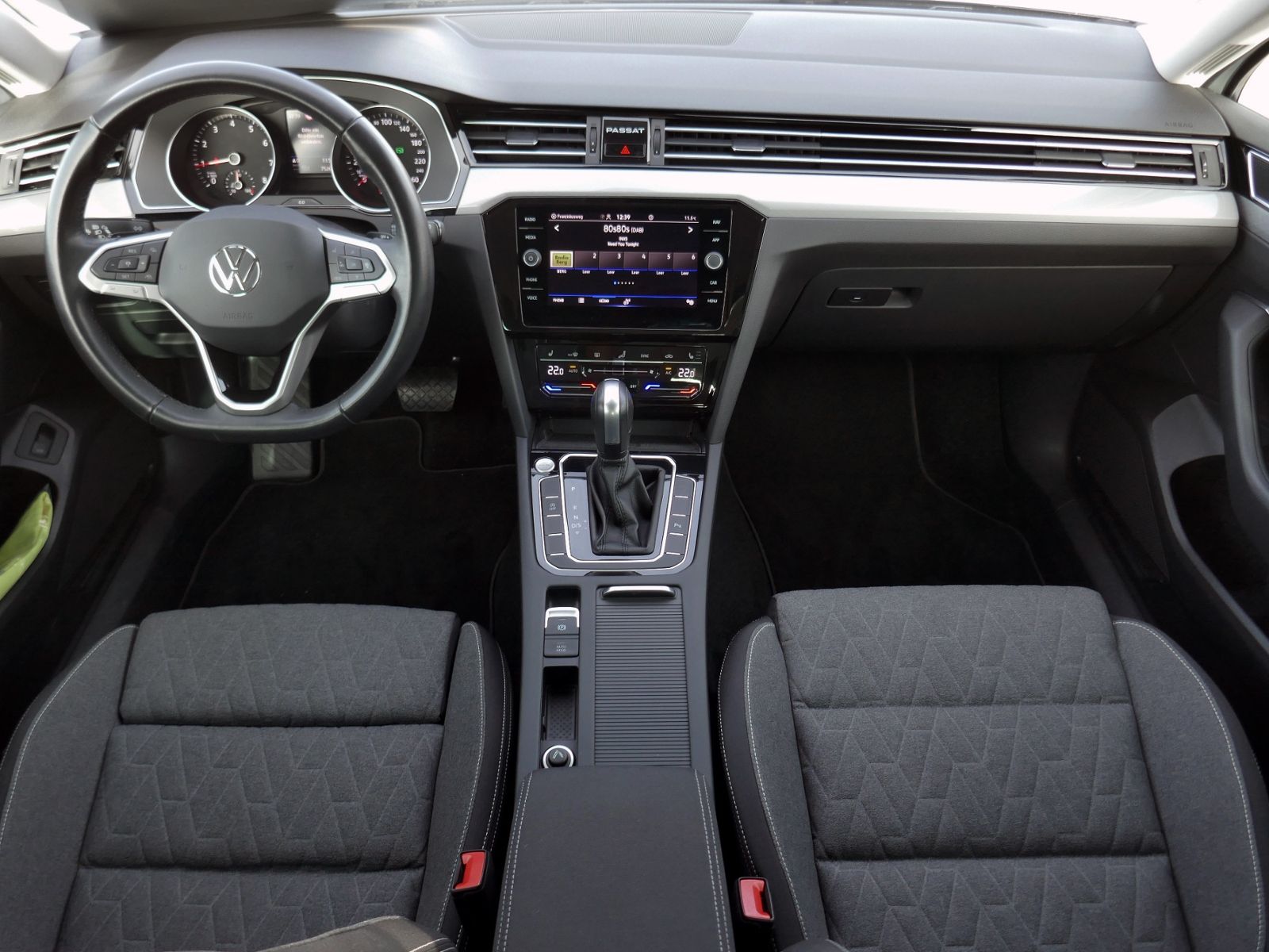 Fahrzeugabbildung Volkswagen Passat Variant Business 1.5 TSI DSG LED AHK RFK