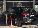 Volkswagen TIGUAN R LINE 4MOTION LEDER MEMORY SHZ HUD - Volkswagen Tiguan: Schwarz
