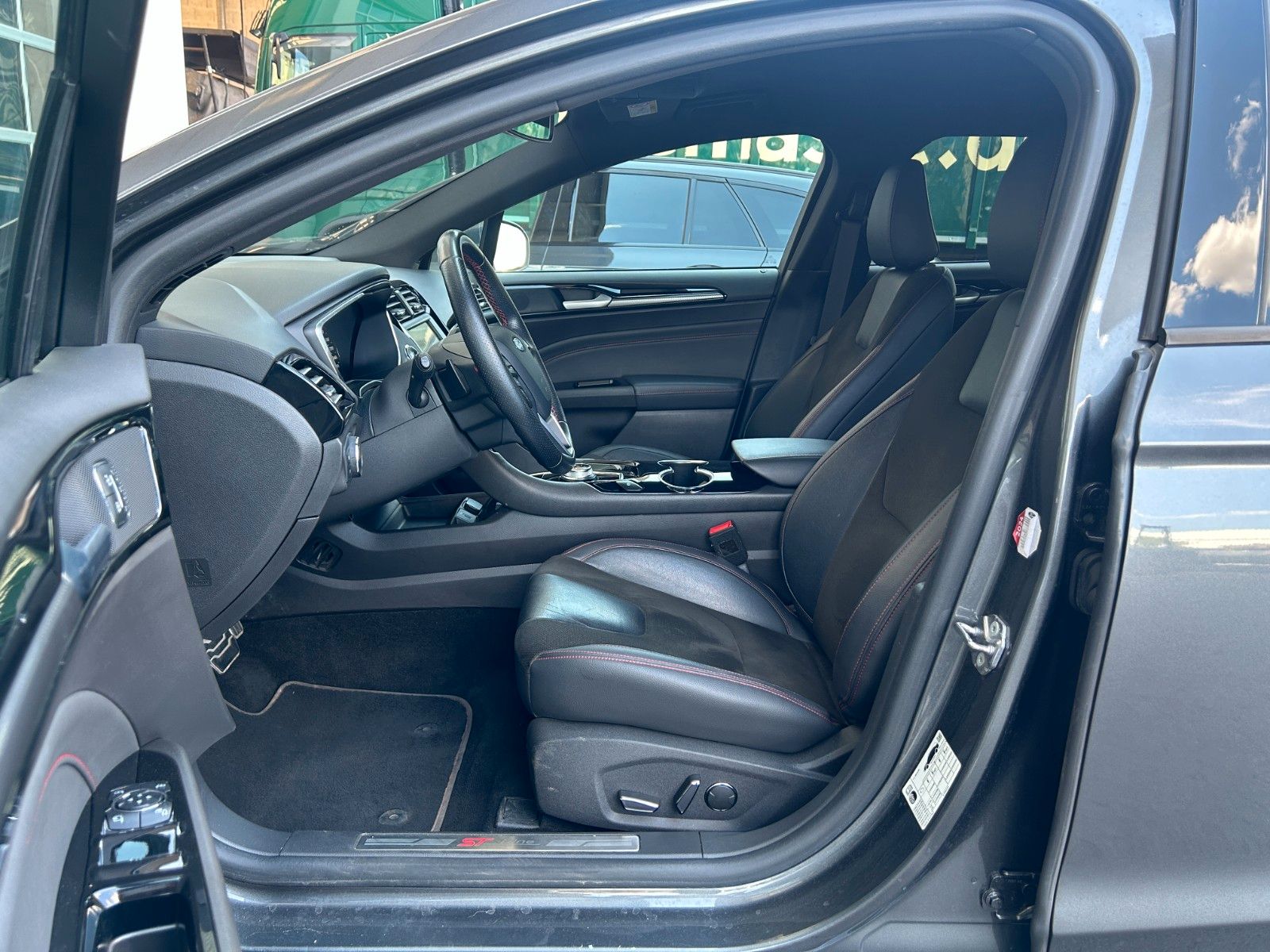 Fahrzeugabbildung Ford Mondeo Turnier ST+AWD+AHK+SportfahrW+TotW