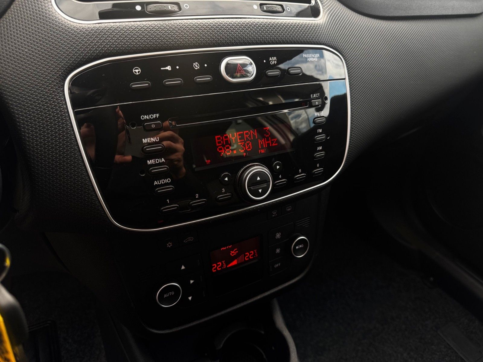 Fahrzeugabbildung Fiat Punto 1,4 8V 77PS More Start+Stopp Klima Radio