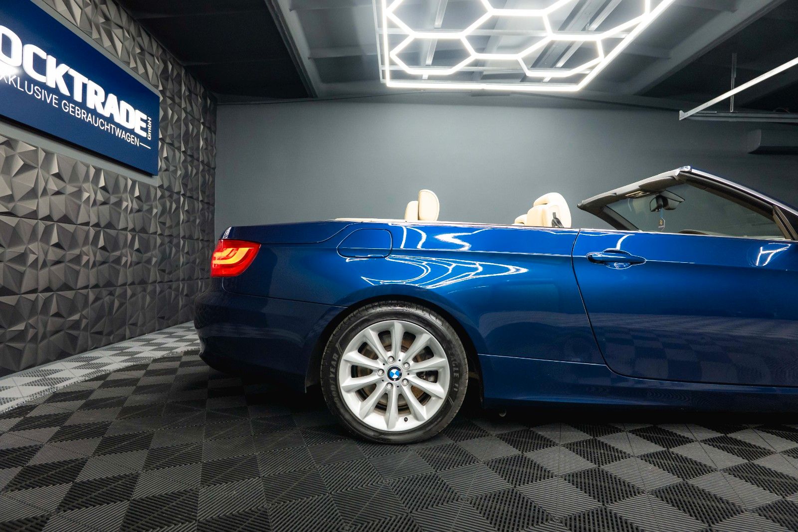 Fahrzeugabbildung BMW 330d Cabrio Sport Edition *Bi-Xenon*H&K*Memory*