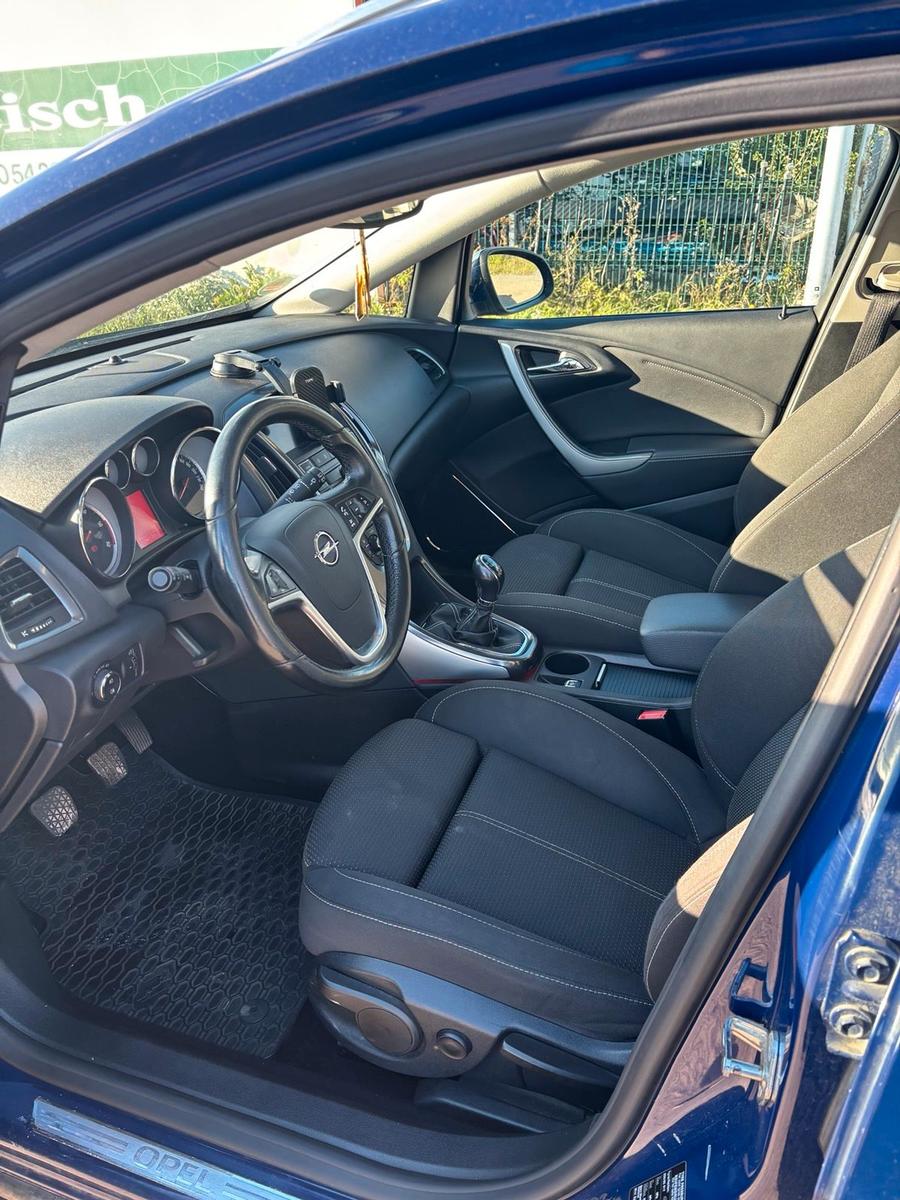 Opel Astra 2011 — photo 10