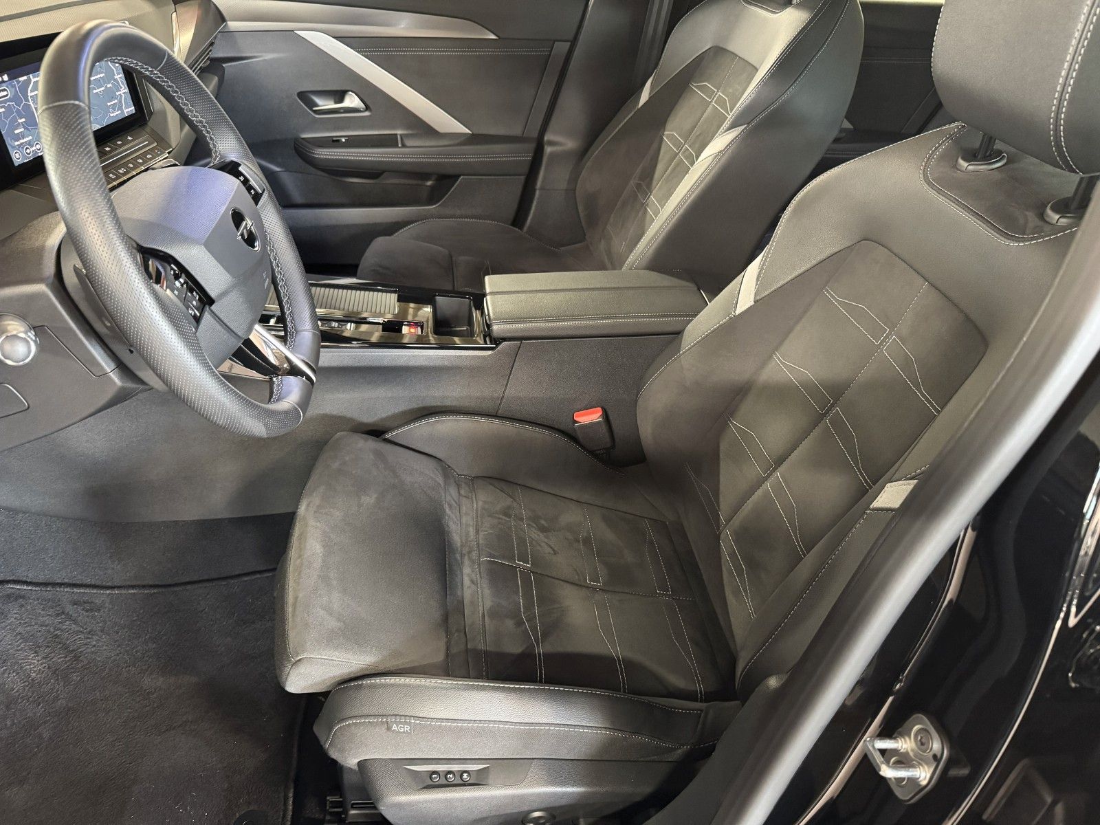 Opel Astra L SportsTourer Plug-in-Hybrid Ultimate imagem 3