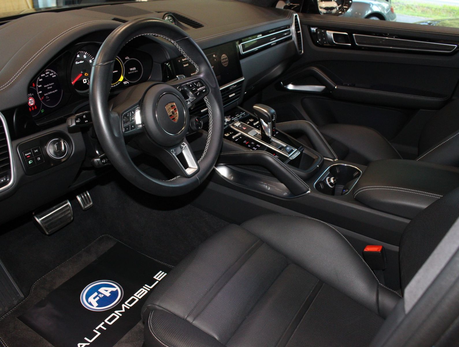 Fahrzeugabbildung Porsche Cayenne Turbo SportDesign-Paket|Carbon|PSCB|PDCC
