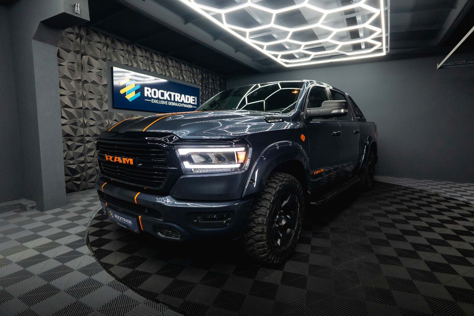 Fahrzeugabbildung Dodge RAM 5.7 V8 HEMI 4x4 OFFROAD Night HarleyDavidson