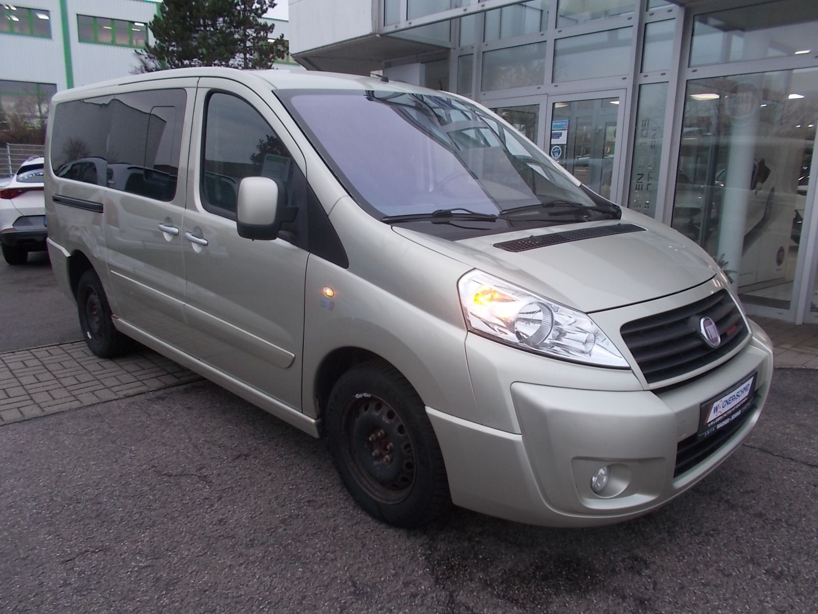 Fahrzeugabbildung Fiat Scudo Panorama Executive 165 Mjet AHK Standheiz.