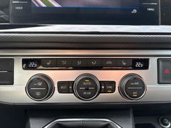 Fahrzeugabbildung Volkswagen T6.1 Multivan Comfortl. Navi LED Sitzh AHK Kamer