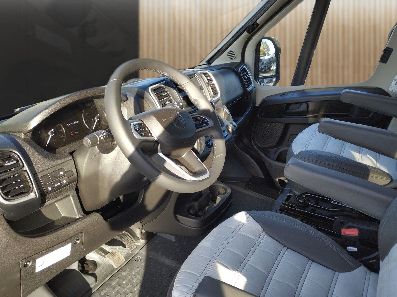 Fahrzeugabbildung Sunlight Adventure T 67 Automatik, Dörr Edition, TV