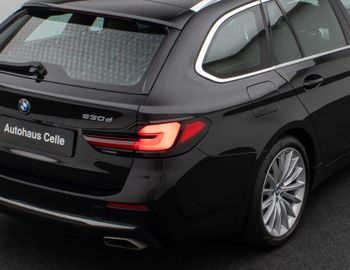 Fahrzeugabbildung BMW 530d Luxury Line Panorama Laser Kamera HUD HiFi