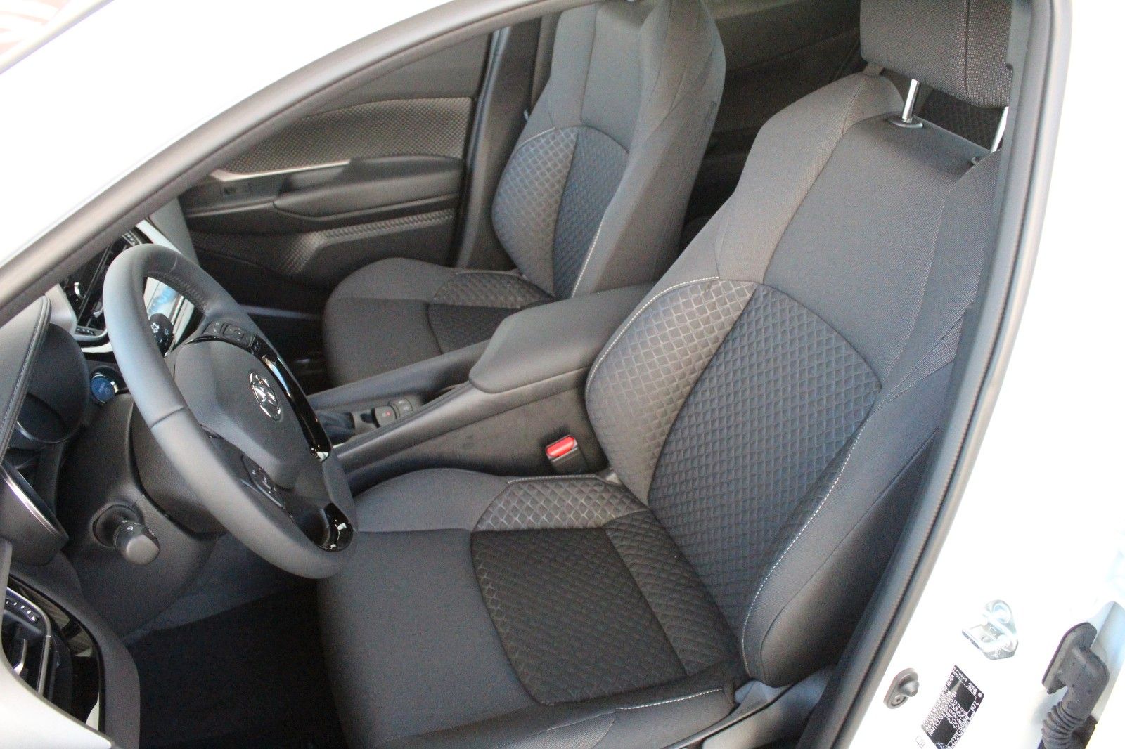 Fahrzeugabbildung Toyota C-HR 1.8 Hybrid Flow