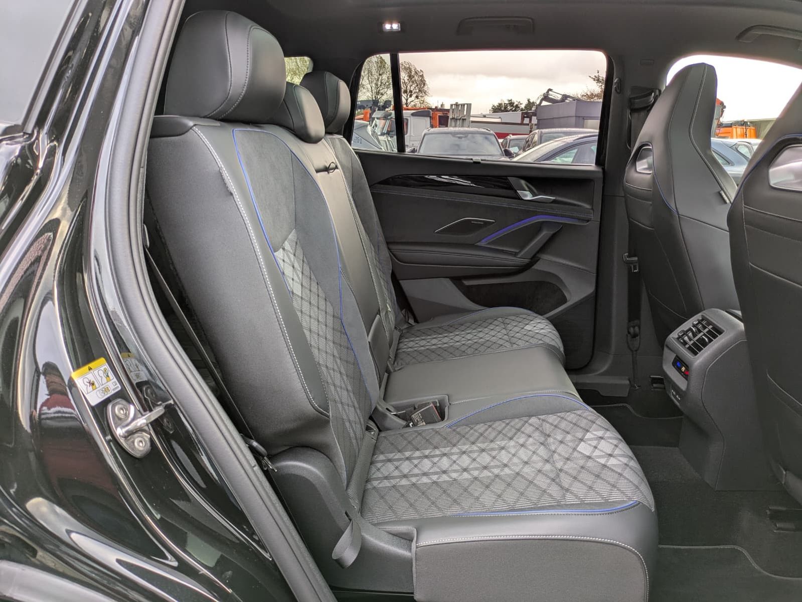 Fahrzeugabbildung Volkswagen Tayron 2.0 TDI 4M R-Line 7Si*MATRIX*AHK*PANO*HUD