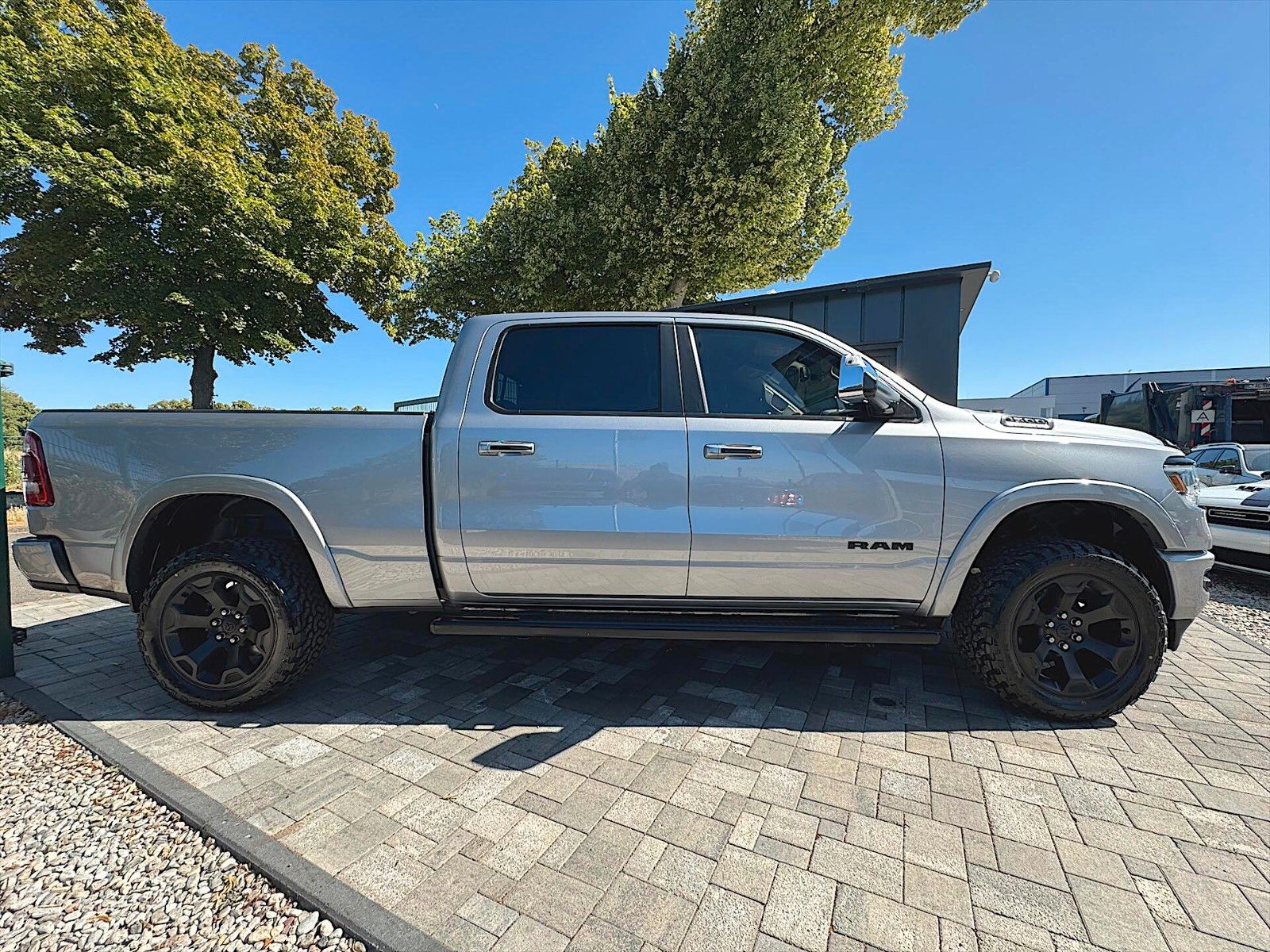 Fahrzeugabbildung Dodge RAM 5.7 V8 HEMI Night LARAMIE 4x4 LONGBED 19%