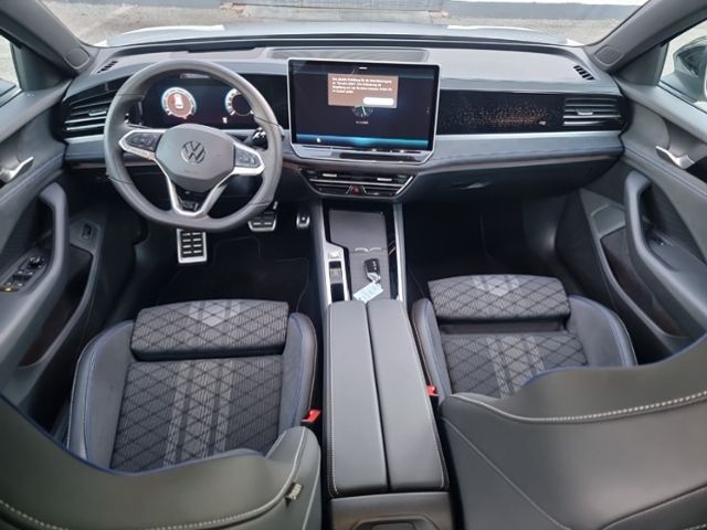 Fahrzeugabbildung Volkswagen Passat 2.0 TSI R-LINE 4MOTION BLACK STDHZ IQ.LIG