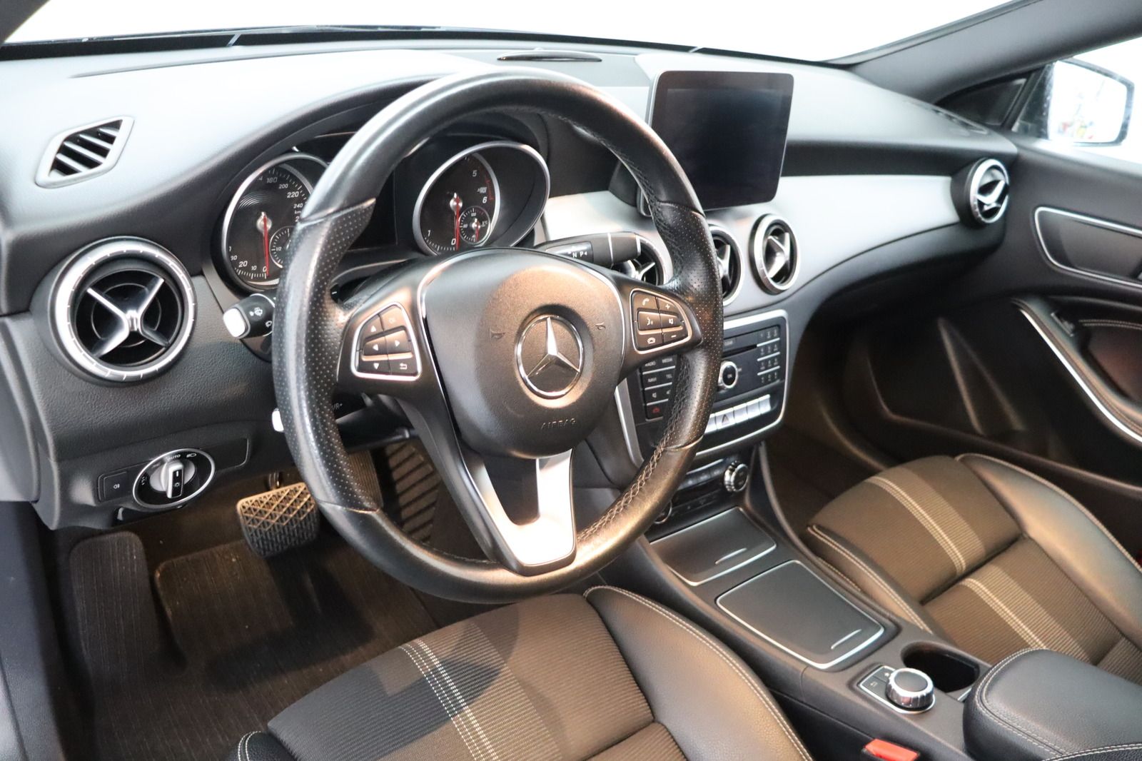 Fahrzeugabbildung Mercedes-Benz CLA 220 CDI Shooting Brake 4Matic