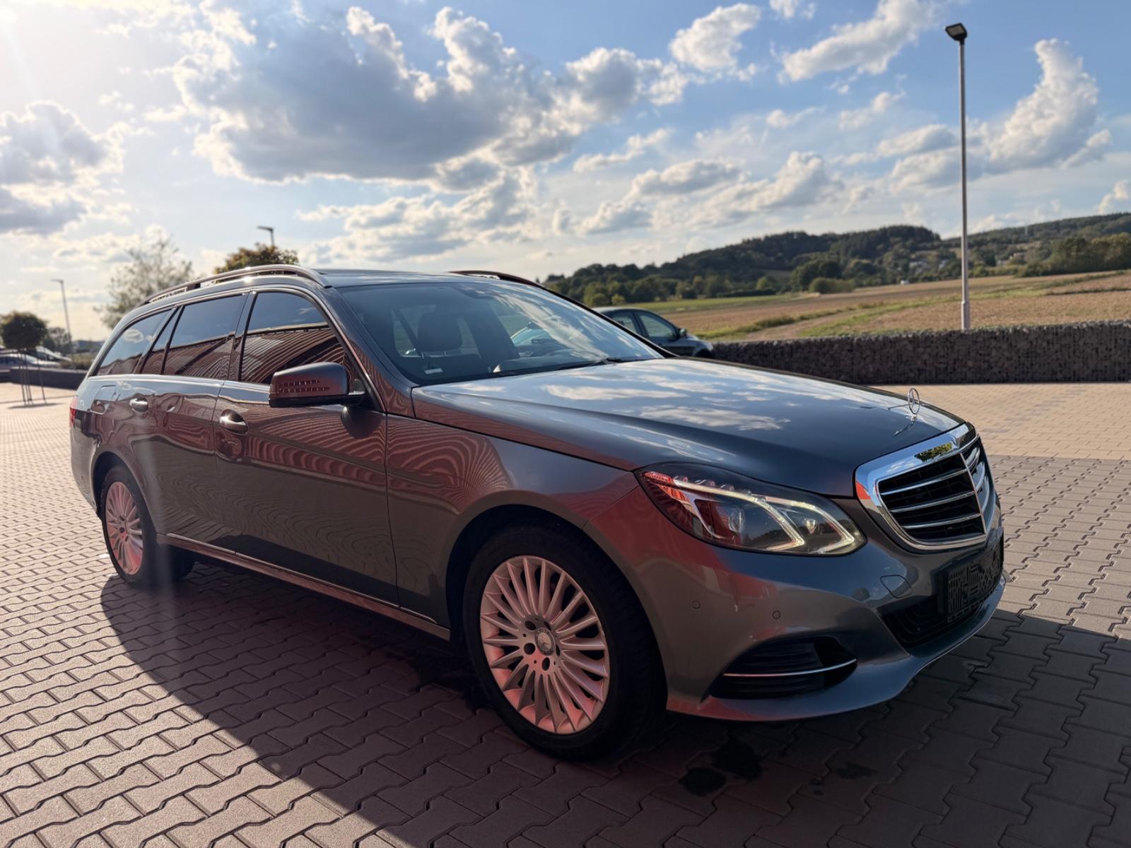 Mercedes-Benz E 220 LED AUTOMATIK LEDER PDC AHK NAVI ACC EU6