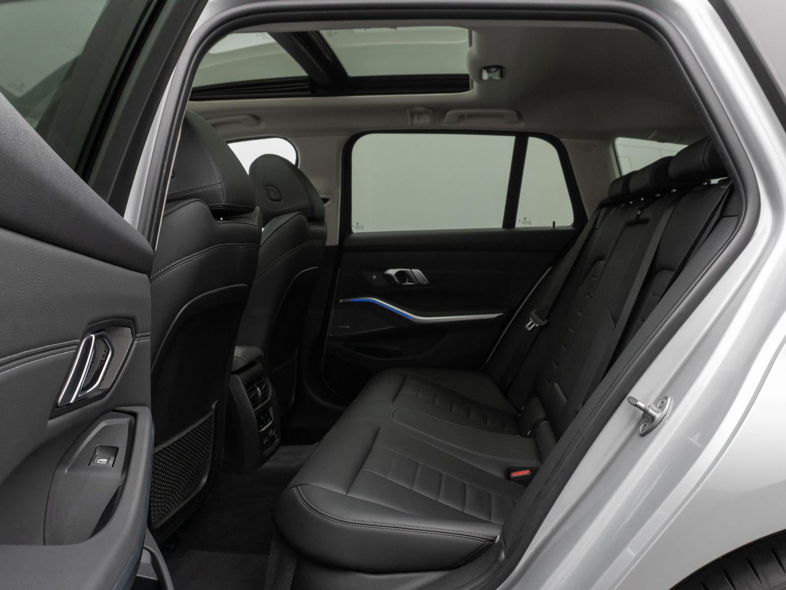 Fahrzeugabbildung BMW 330d xD Sport Line Kamera Panorama HUD DAB H/K