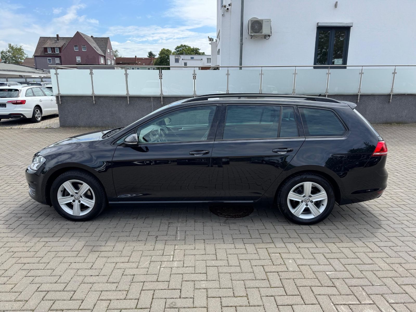 Volkswagen Golf - 1