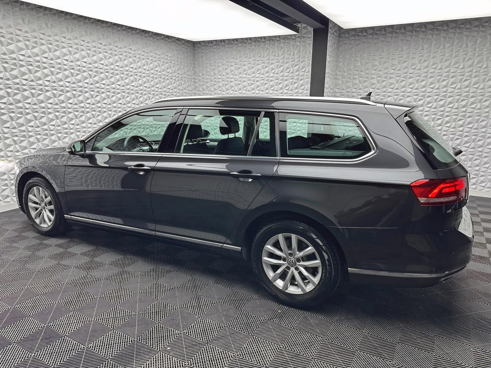 Fahrzeugabbildung Volkswagen PASSAT 2.0 TDI DSG/ACC/MASSAGE/DCC/LED/NAV/RCAM