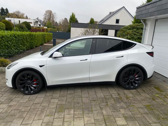 Tesla Model Y Performance, schw. Alcantara Dachhimmel